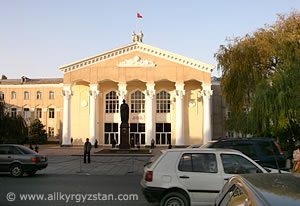 Здание Кыргызского национального университета