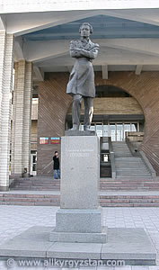 Памятник Пушкину перед зданием Кыргызско-Российского Славянского университета