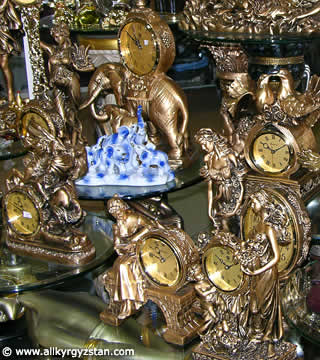 Выкладка сувенирных часов в магазине КЛЕО.